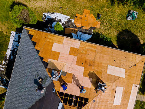 Hiring a licensed contractor for emergency roof repair